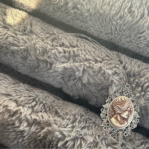 Handcrafted vintage high dome Victorian lady cameo pendant on chain necklace - Picture 8 of 8